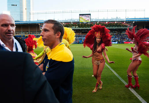 Dansare enligt brasilianskt tema uppträder innan