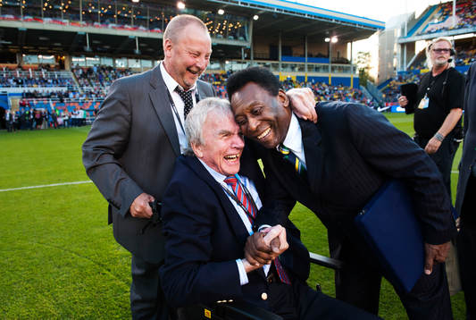 Agne Simonsson kramas om av Pelé