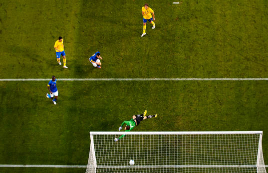 Leandro Damiao, Brasilien, nickar in 0-1 bakom Andreas
