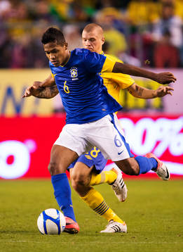 Alex Sandro, Brasilien, ligger före Samuel Holmén, Sverige