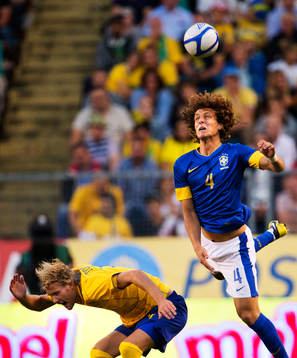 Ola Toivonen, Sverige, förlorar en duell mot David Luiz,