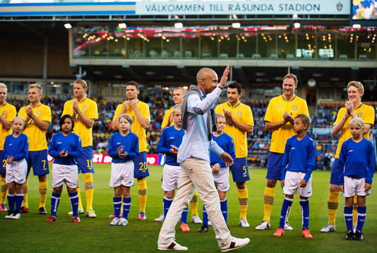 Henrik Larsson fick pris av UEFA för att ha spelat över