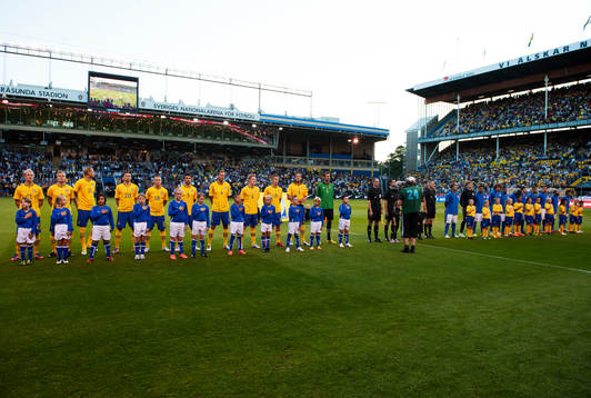 Spelarna i Sverige och Brasilien står uppställda med