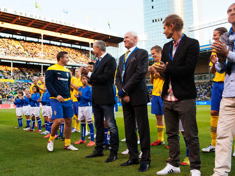 Anders Svensson fick pris av UEFA för att ha spelat över