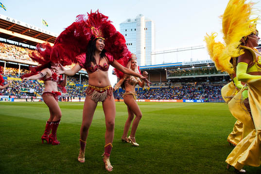 Dansare enligt brasilianskt tema uppträder innan matchstart