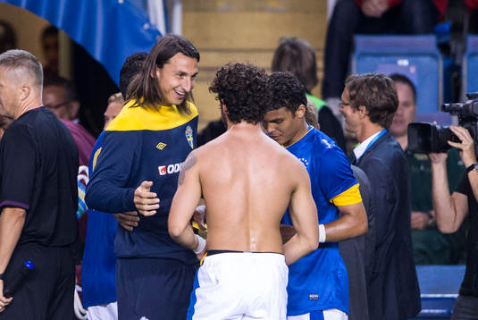 Zlatan Ibrahimovic pratar med Alexandre Pato och Thiago