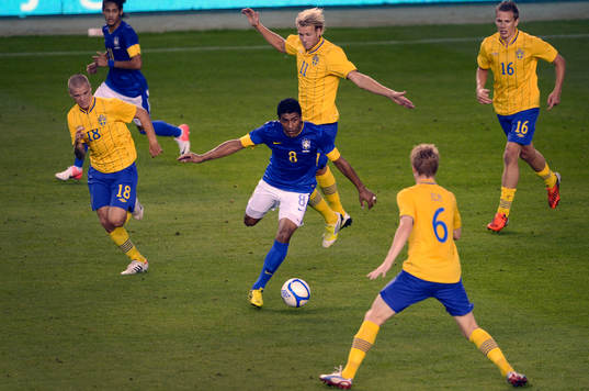 Paulinho, Brasilien omringad av Samuel Holmén, Ola