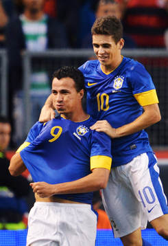 Leandro Damiao, Oscar, Brasilien jubel, 1-0