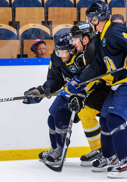 Johan Lindström, HV71, tacklas av en Vienna Capital-spelare