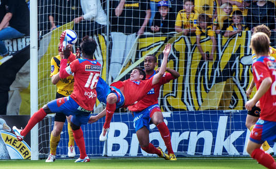Alejandro Bedoya, Helsingborg, gör 0-1 med en cykelspark