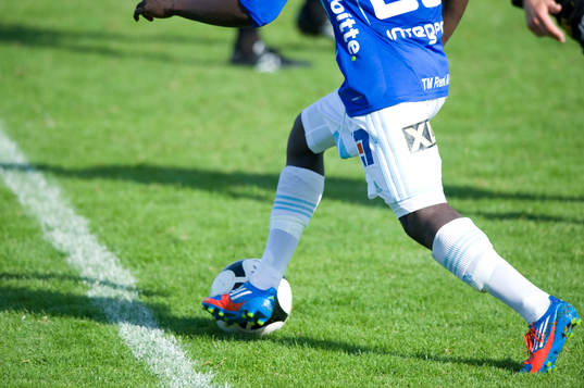 Fot, boll, dribblar över mittlinjen