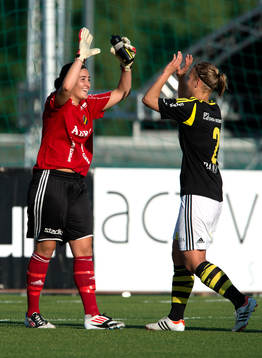 Susanne Nilsson, målvakt AIK gratuleras till segern
