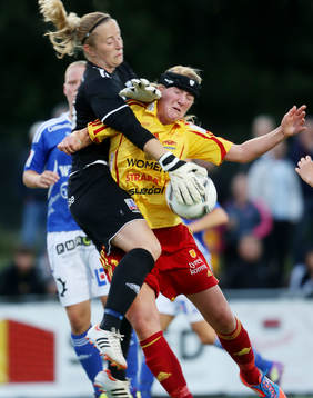 Kirsten van de Ven, Tyresö mot målvakten Loes Geurts,