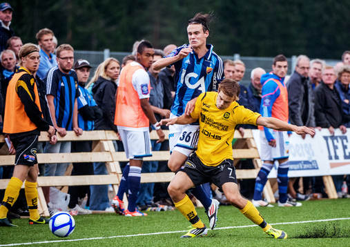 Philip Sparrdal Mantilla, Djurgården, blir tacklad av