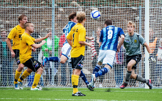 James Keene, Djurgården, nickar mot Jonatan Wennerberg,