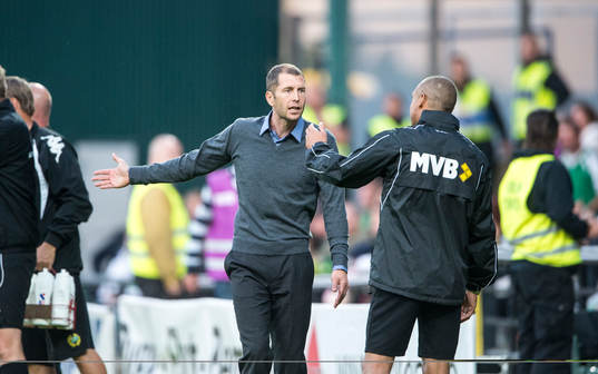 Gregg Berhalter, tränare Hammarby diskuterar med Henrik
