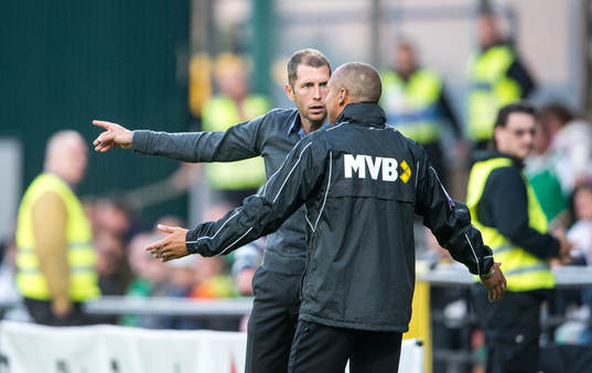 Gregg Berhalter, tränare Hammarby diskuterar med Henrik