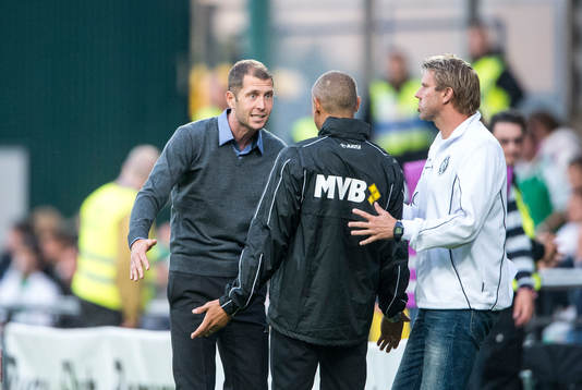 Gregg Berhalter, tränare Hammarby diskuterar med Henrik