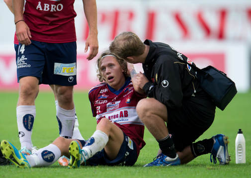 Filip Holländer, Örgryte, får en smäll på huvudet och