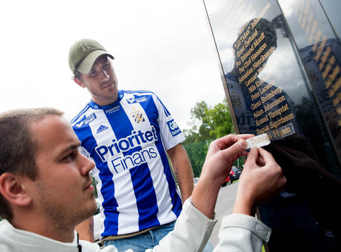 Tobias Hysén ser på när han får sitt namn på