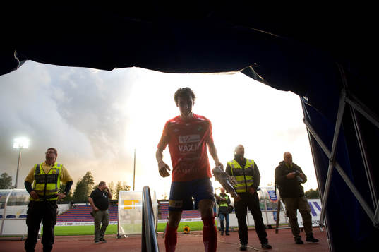 Matchhjälten Alexander Henningsson, Öster, lämnar