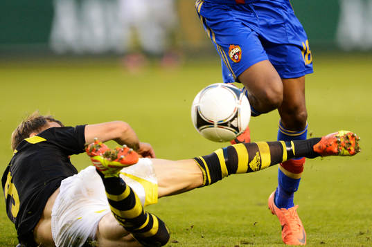 Tackling, AIK-spelare kapar Moskva-spelare
