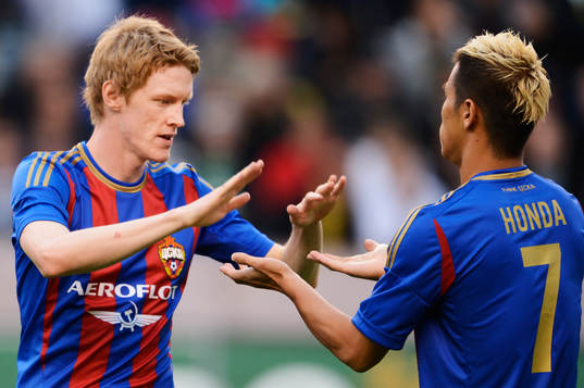 Rasmus Elm, handklapp med Keisuke Honda, Moskva