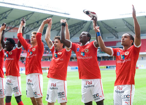 2-målsskytten Abiola Dauda, Kalmar, tar emot hyllningarna