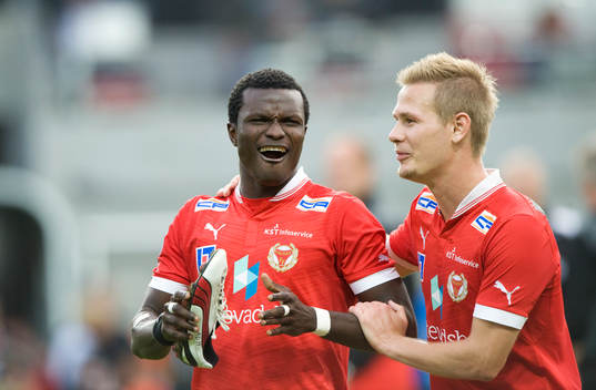 2-målsskytten Abiola Dauda, Kalmar, grattas av Erik