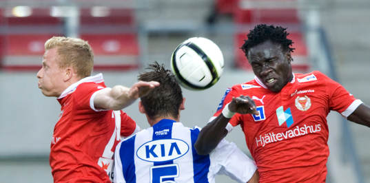 Två Kalmar-spelare mot en Göteborgare, Tobias Eriksson