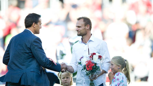 Tobias Carlsson, Kalmar, avtackas av Svante Samuelsson