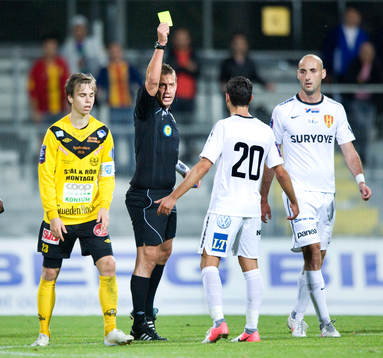 Varning, Gabriel Somi, Syrianska. Magnus Ahlsén, domare
