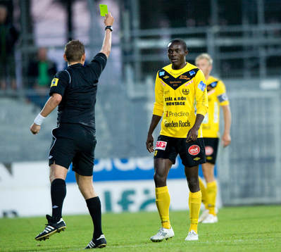 Varning, Gbenga Arakoyo, Mjällby. Magnus Ahlsén, domare