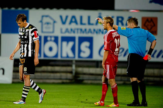 Philip Andersson, Landskrona, blir utvisad av domaren Lars
