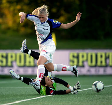 Minna Meriluoto, målvakt Jitex krockar med