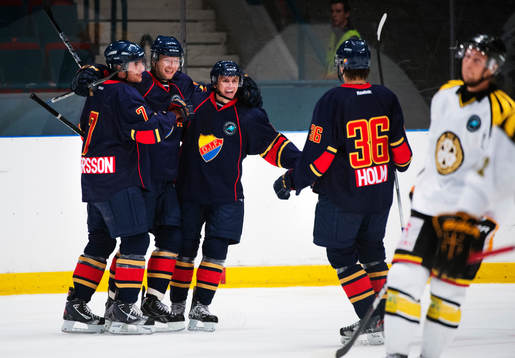 Michael Holmqvist, Djurgården, andra från vänster,