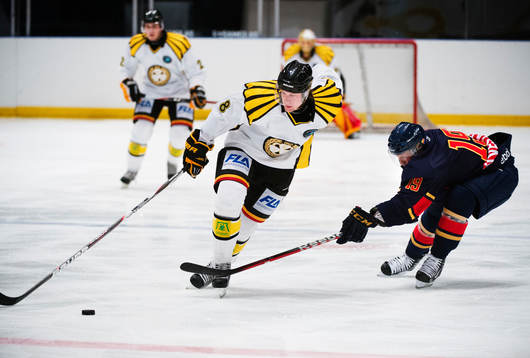 Dennis Persson, Brynäs, håller undan pucken från Jimmie