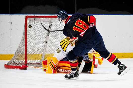 Johan Holmqvist, målvakt, Brynäs, släpper in det