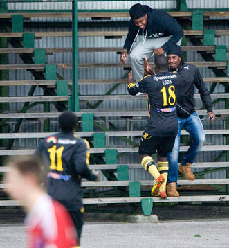 1-0, Andile Xaba, Hässleholm, firar med kompisar på