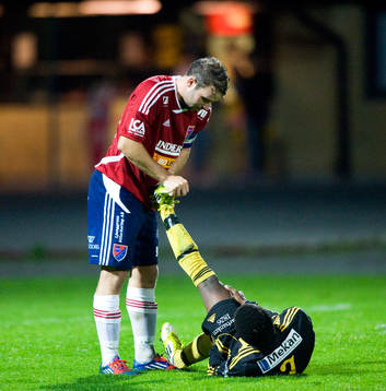 Kramp, Edem Hetcheli, Hässleholm, får hjälp av en