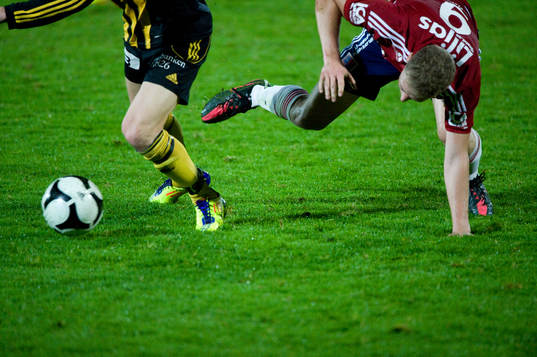 Fot, boll, gräs, fotboll, dribbling, motståndare bortgjord