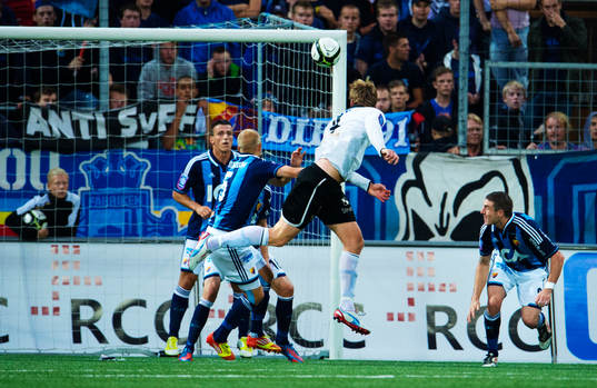 Magnus Wikström, Örebro, nickar in 2-2-målet