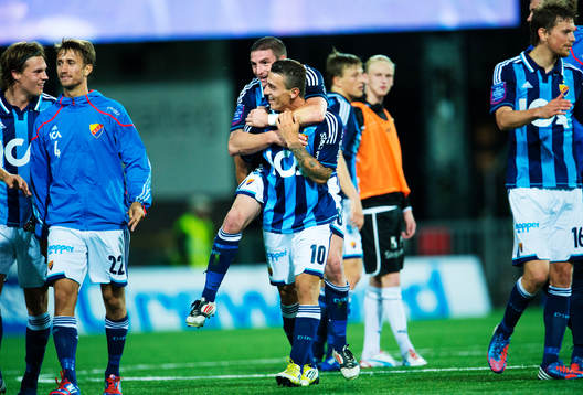 James Keene och Erton Fejzullahu, Djurgården, kramar om