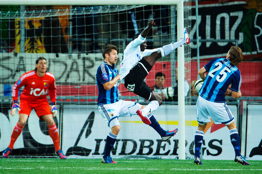 Alhassan Kamara, Örebro, har en farlig målchans