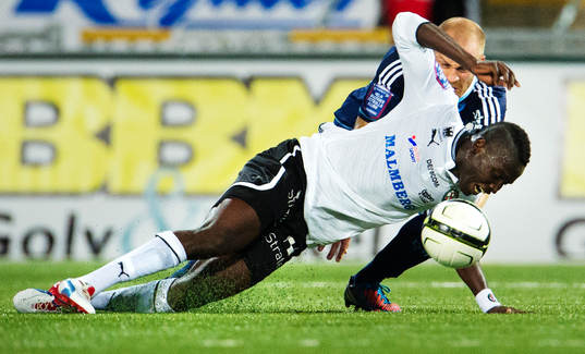 Alhassan Kamara, Örebro, faller i en närkamp med Daniel