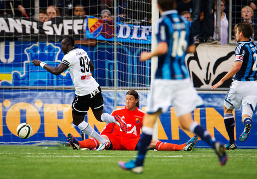 Alhassan Kamara, Örebro, får ett friläge mot Kenneth