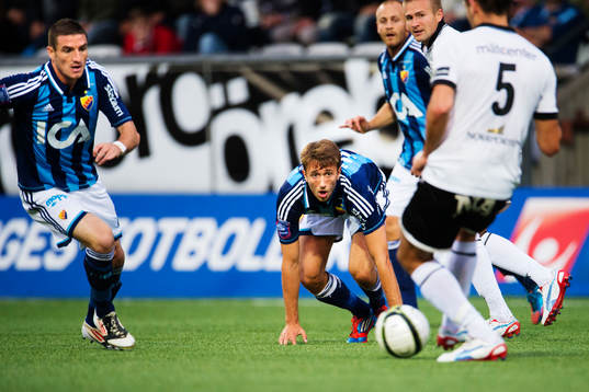 Philip Hellquist, Djurgården, har fokus på bollen