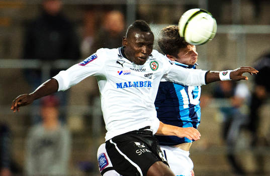 Alhassan Kamara, Örebro, i en nickduell med Joona Toivio,