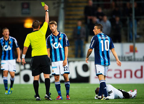 Philip Hellquist, Djurgården, får ett gult kort av