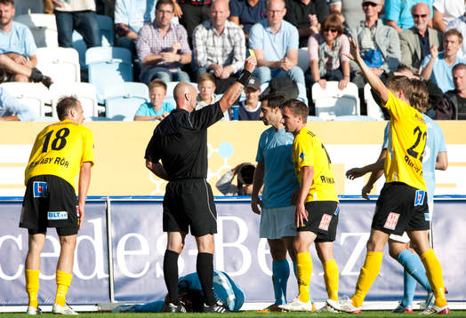 Stefan Johannesson, domare, gull kort till Mjällby spelare